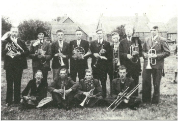CMV Oranje tijdens een schoolfeest in Sebaldeburen, omstreeks 1938.